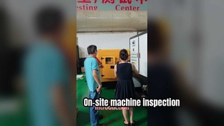 I clienti ispezionano le macchine in loco, con professionisti che forniscono presentazioni dettagliate.